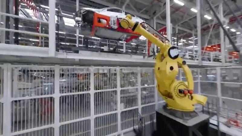 Tesla, ecco il robot Godzilla che vernicia le scocche, il pi&ugrave; grande del mondo