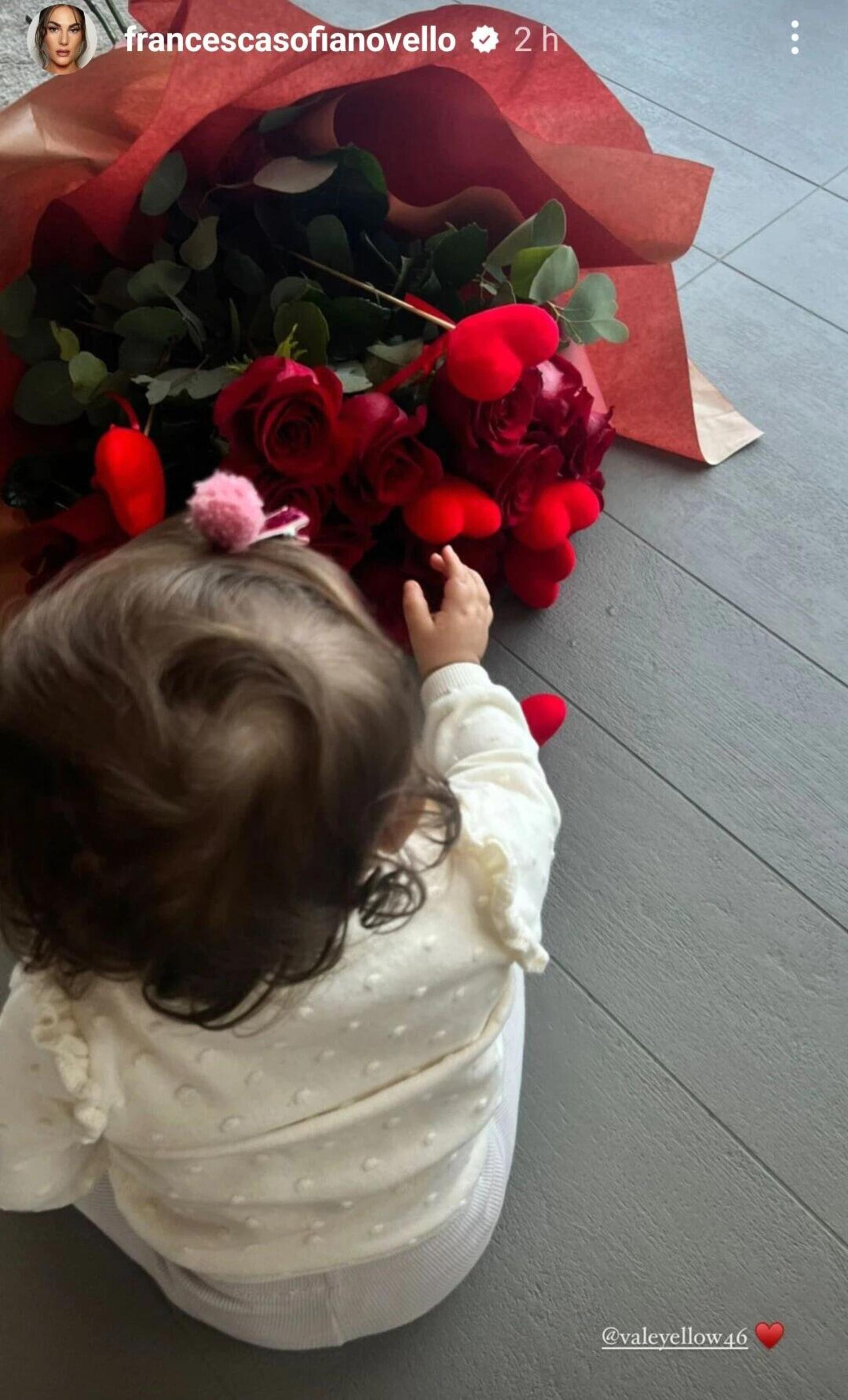 Il mazzo di rose rosse che Valentino Rossi ha regalato a Francesca Sofia Novello