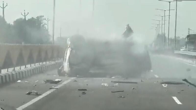 Lo stuntman dilettante fa tutto da solo sull&#039;autostrada [VIDEO] 