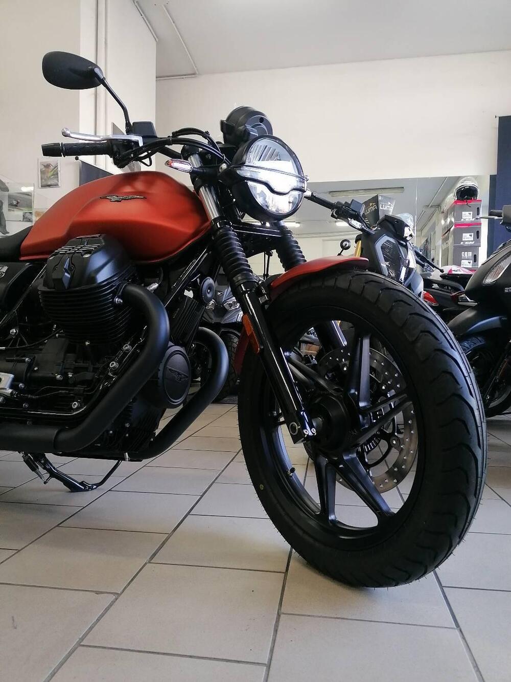Moto Guzzi V7 Stone (2021 - 24) (2)