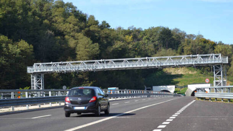 Sassi dai cavalcavia in Veneto: Pedemontana a rischio colpita una Range Rover