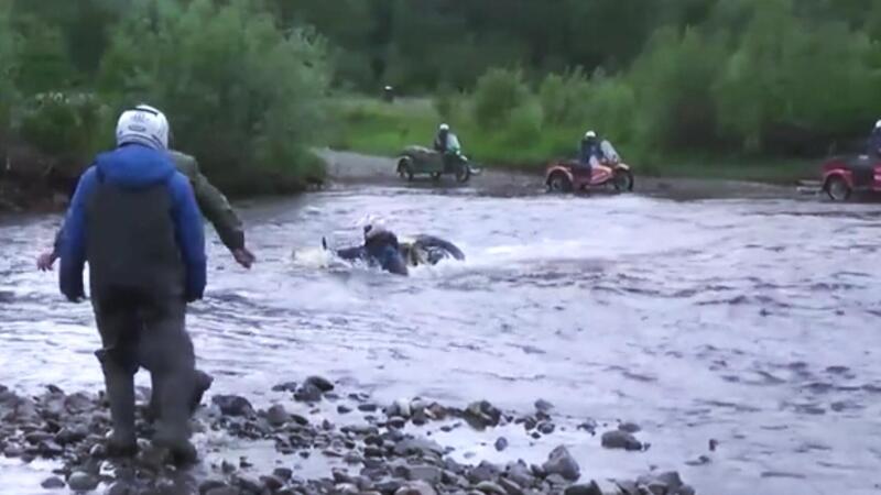 Guadano il fiume con il sidecar, da non credere! [VIDEO VIRALE]