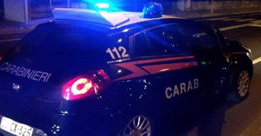 Lanciano materiale dal cavalcavia, ma colpiscono un&rsquo;auto dei carabinieri e finiscono nei guai: quindicenni denunciati
