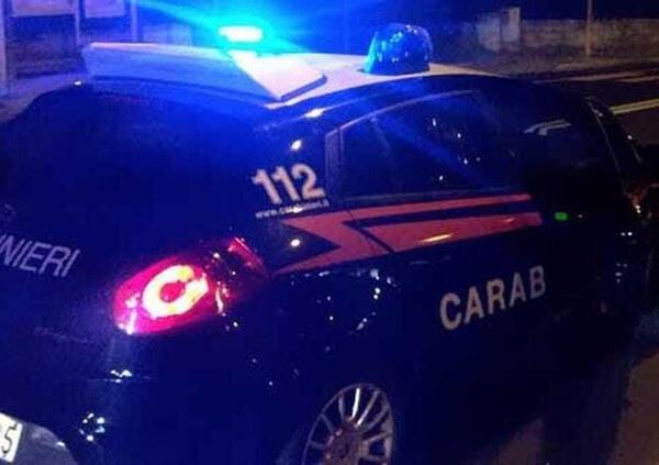 Lanciano materiale dal cavalcavia, ma colpiscono un&rsquo;auto dei carabinieri e finiscono nei guai: quindicenni denunciati