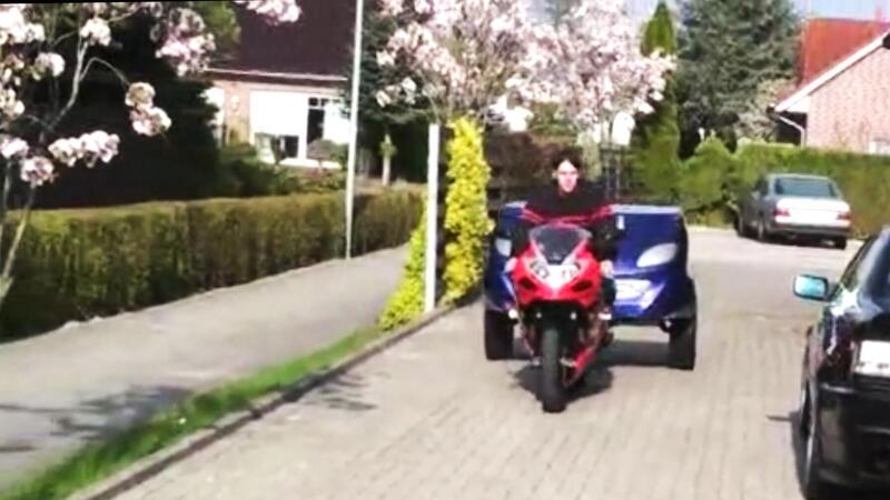 La Smart diventa il cassone, e la moto... diventa l&#039;Ape! [VIDEO]