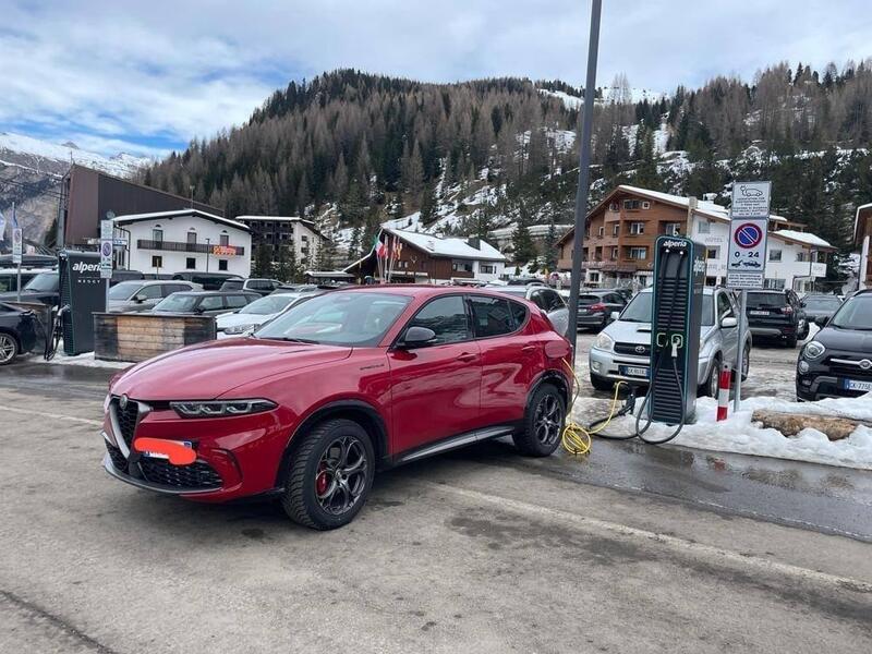 L&#039;Alfa Romeo Tonale ibrida plug-in &quot;finge&quot; di ricaricarsi