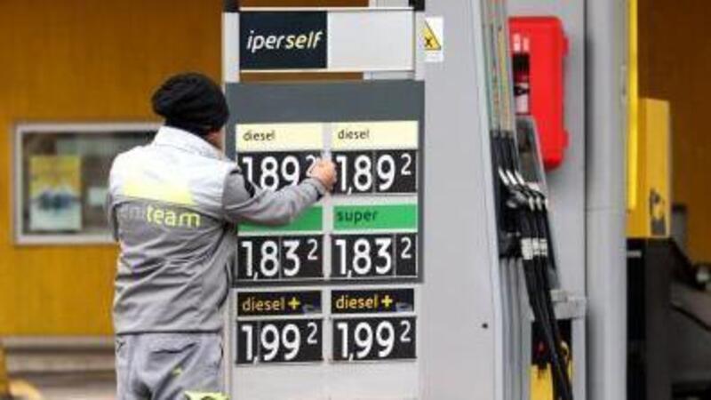 Il Governo ha la fiducia sul Decreto Carburanti: obbligo di esporre i prezzi e multe per chi non lo fa