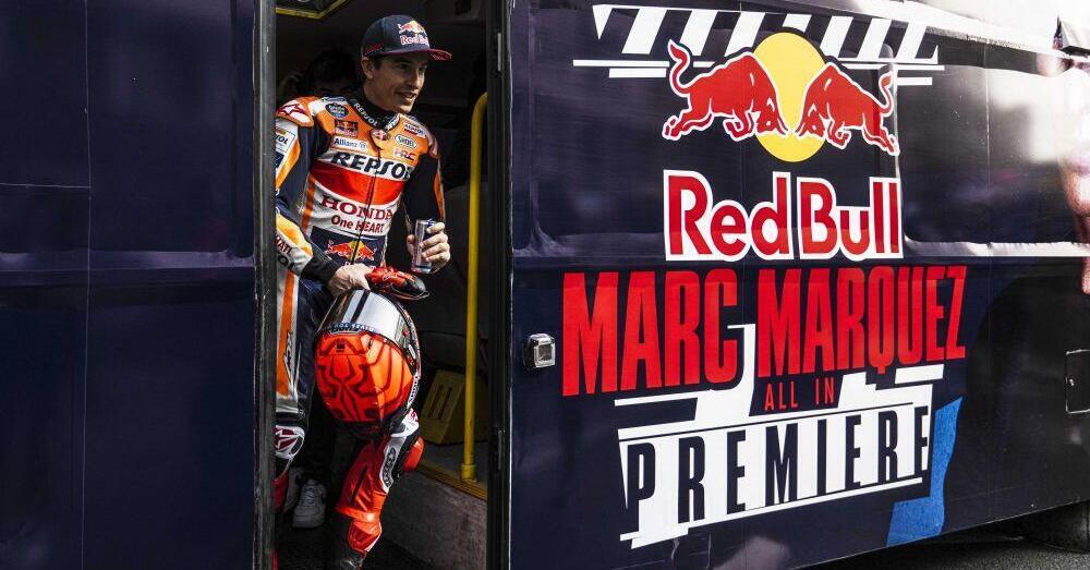 Marc Marquez blocca Madrid per presentare la sua docu-serie, fra traversi a una mano e giri in moto coi fan