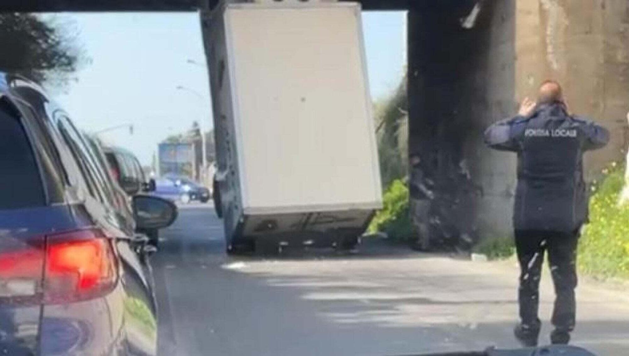 camion incastrato