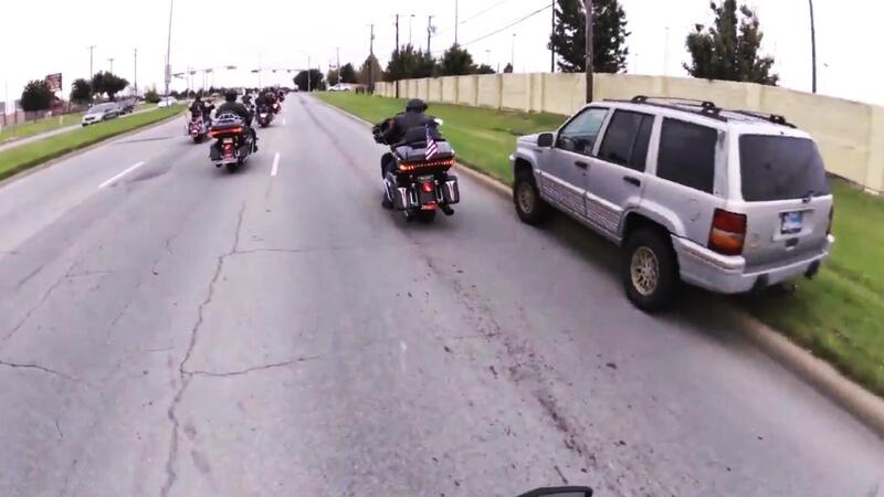 Fa l&#039;arrogante con il Grand Cherokee ma nel corteo di moto c&#039;&egrave; anche la polizia [VIDEO]