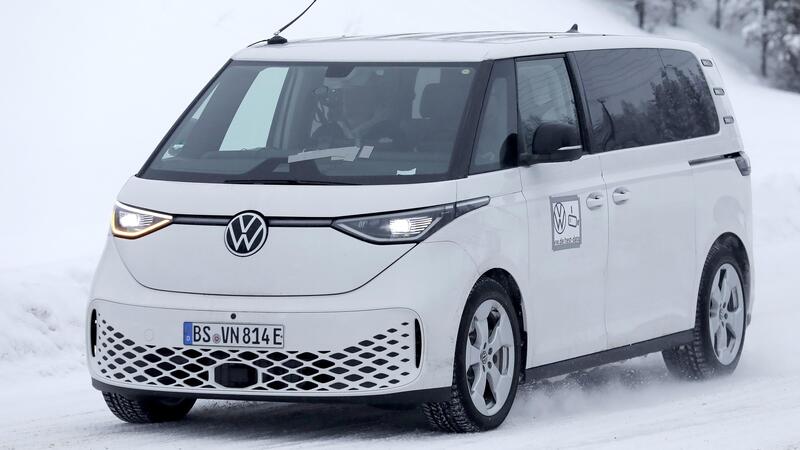 Volkswagen ID. Buzz, la versione a passo lungo &egrave; in arrivo [Foto Spia]