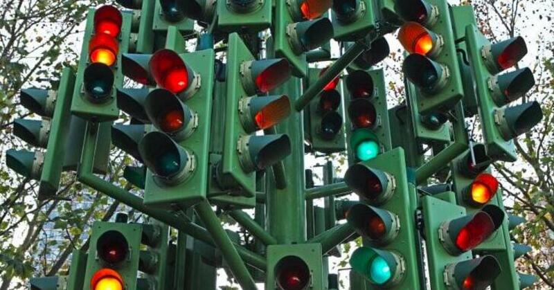 Semafori a quattro colori e tanta fiducia nei computer. Ecco come sar&agrave; il traffico di domani