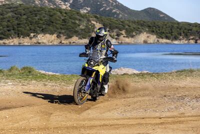 TEST Suzuki V-Strom 800DE, il nuovo paradigma. L&#039;abbiamo provata su asfalto e in offroad [VIDEO e GALLERY] 