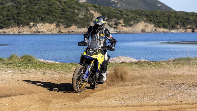 TEST Suzuki V-Strom 800DE, il nuovo paradigma. L&#039;abbiamo provata su asfalto e in offroad [VIDEO e GALLERY] 