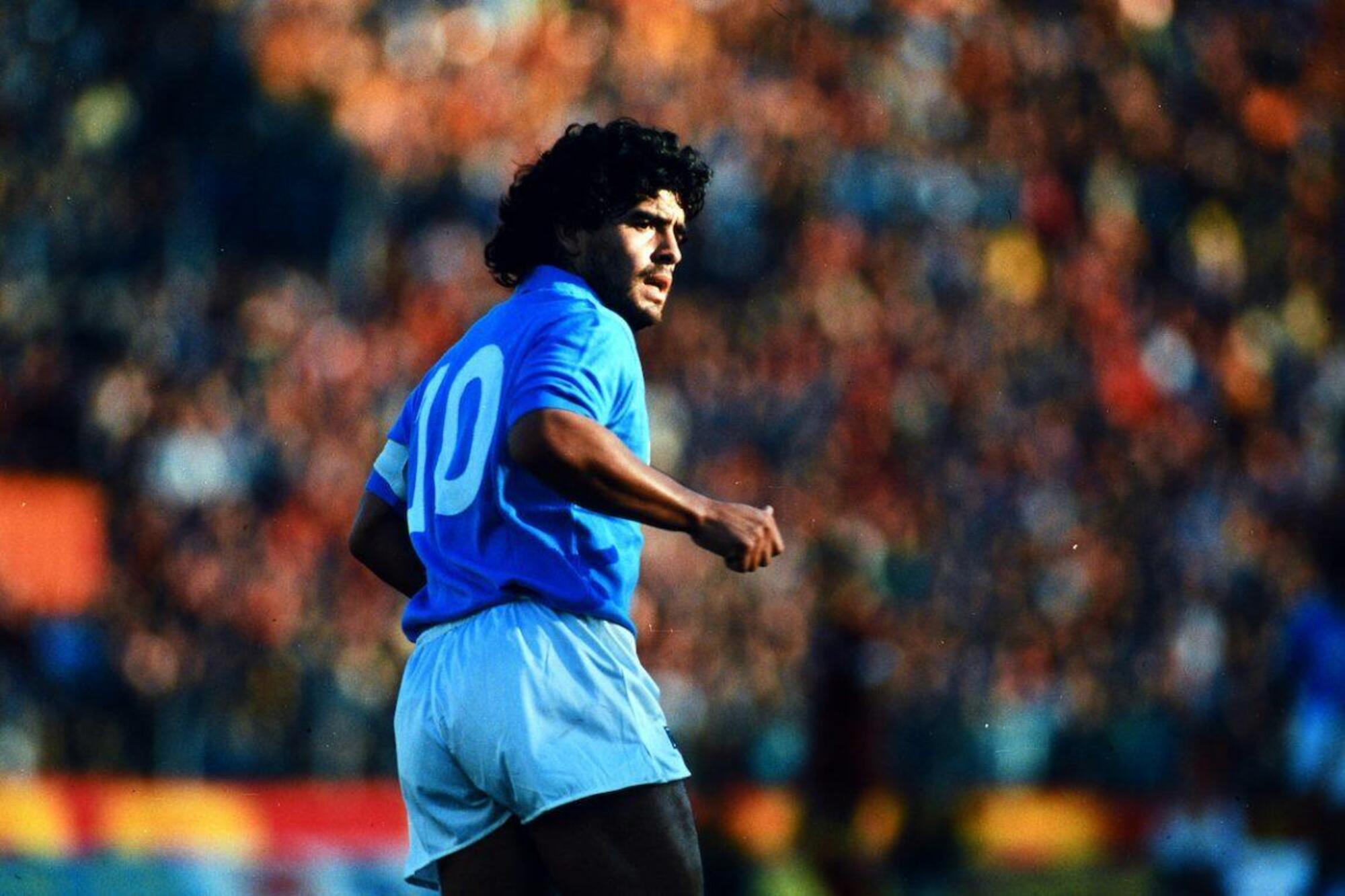 Diego Armando Maradona con la maglia del Napoli