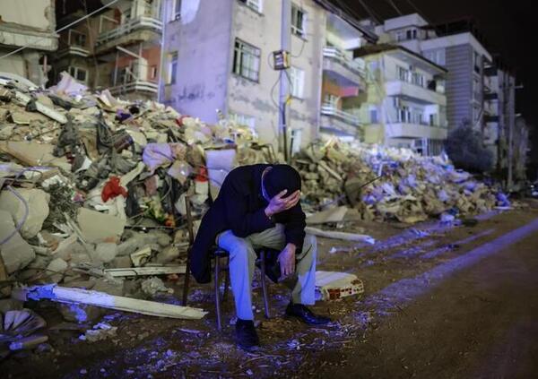 Dalle immagini della dashcam in auto le nuove scosse di terremoto che flagellano la Turchia [VIDEO]