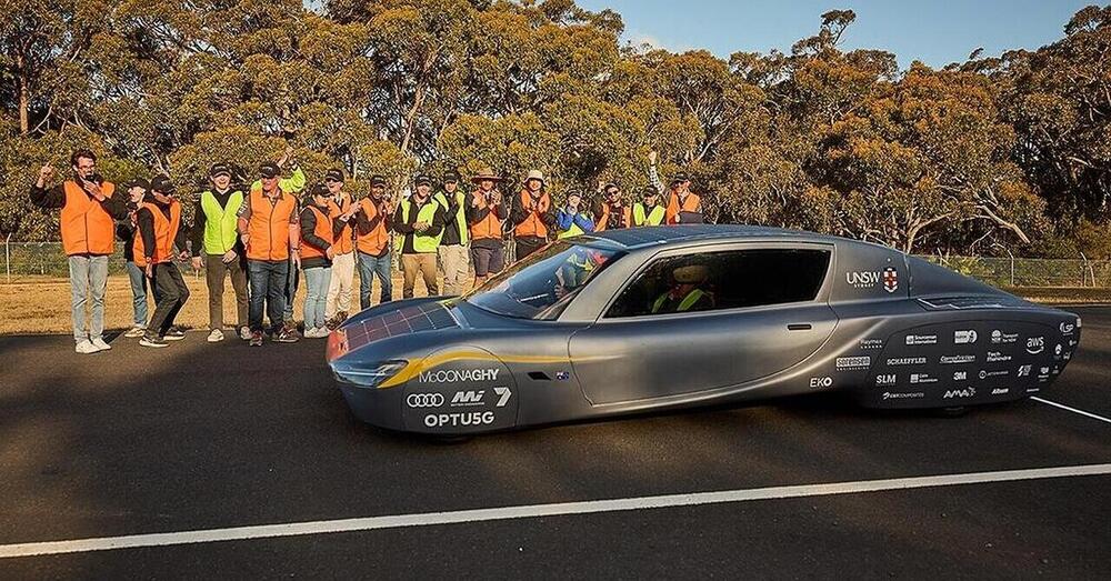 Record di velocit&agrave; per l&#039;auto elettrica solare: ha percorso 1000 km con solo... una ricarica