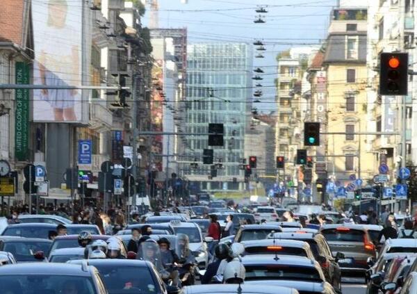 Pi&ugrave; divieti e balzelli, pi&ugrave; auto in circolazione: il paradosso del traffico a Milano. Ecco cosa sta succedendo
