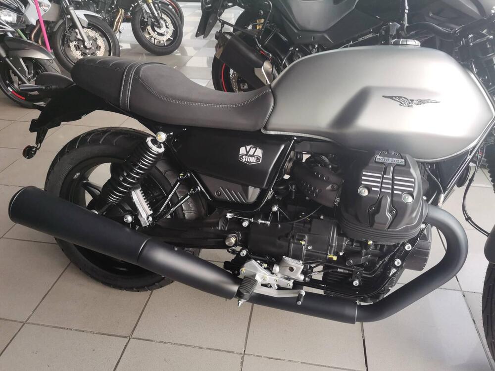 Moto Guzzi V7 Stone (2021 - 24) (2)