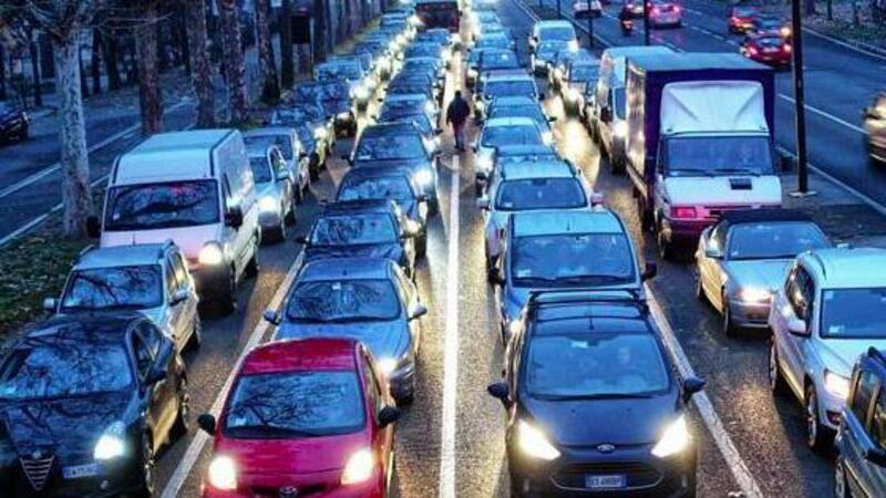 A Milano il traffico aumenta del 30%. Si usano pi&ugrave; mezzi privati