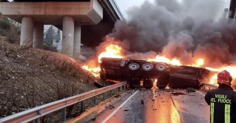 Camion precipita dal viadotto e prende fuoco: morto il conducente [FOTO]