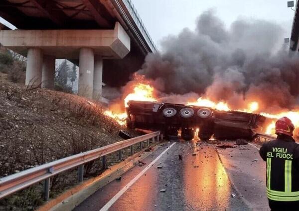 Camion precipita dal viadotto e prende fuoco: morto il conducente [FOTO]