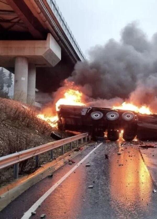 Camion precipita dal viadotto e prende fuoco: morto il conducente [FOTO]