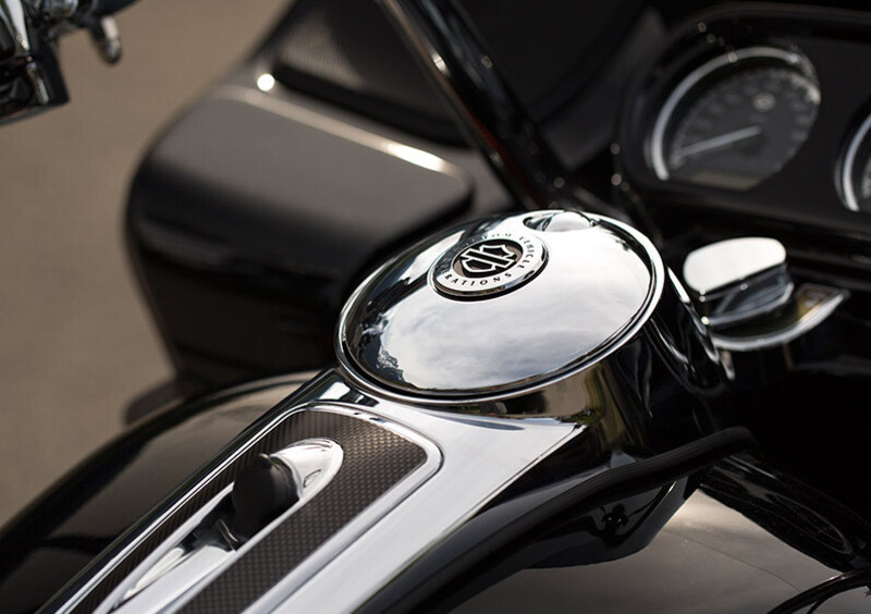 Harley-Davidson CVO - Custom Vehicle Operations 1800 Road Glide Ultra (2014 - 16) - FLTRUSE (6)