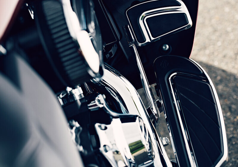 Harley-Davidson CVO - Custom Vehicle Operations 1800 Road Glide Ultra (2014 - 16) - FLTRUSE (9)