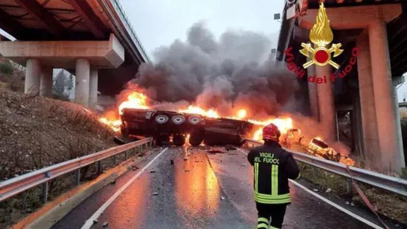 Incidente: il camion spezza il guard rail e cade dal viadotto [VIDEO] 