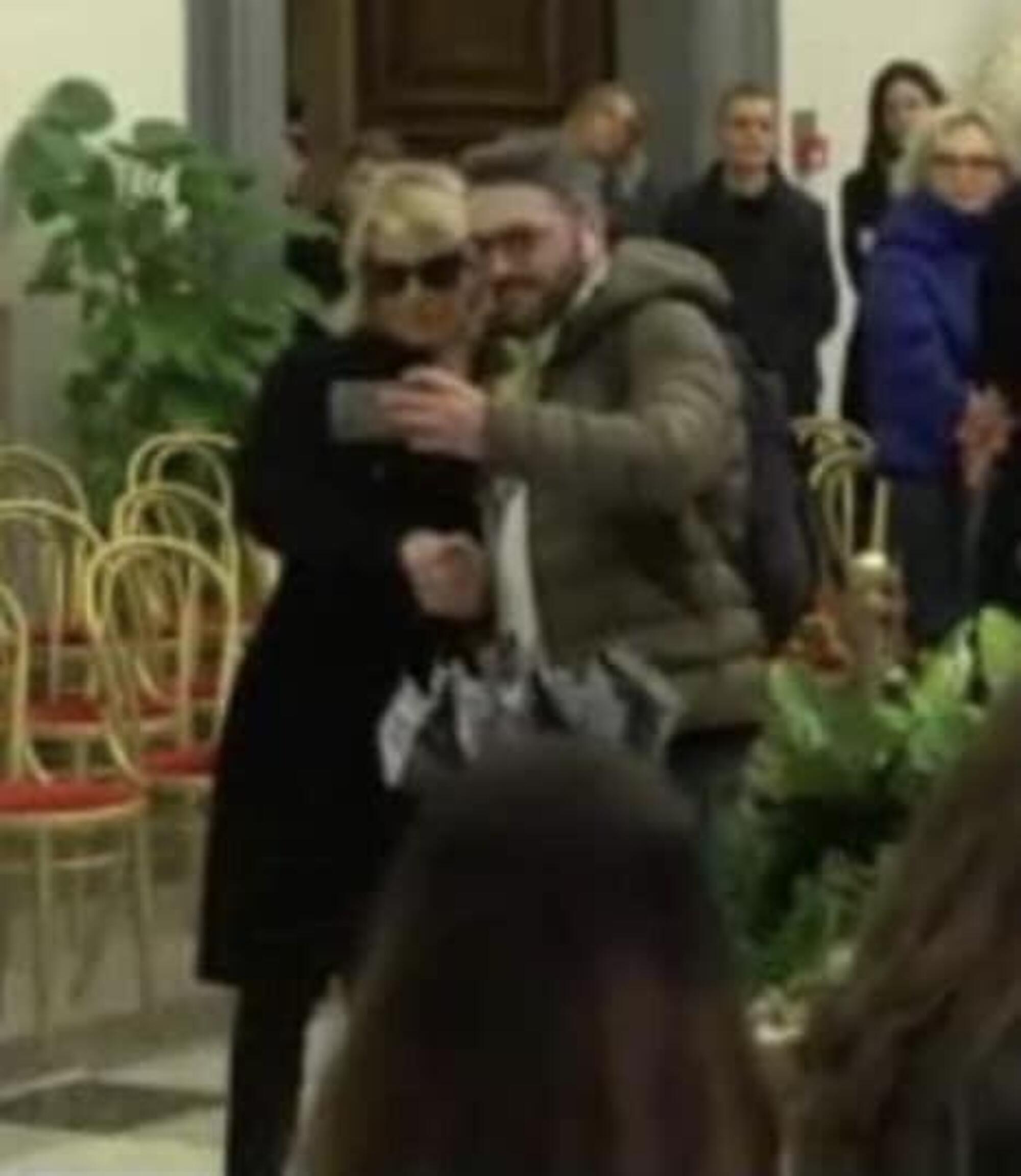 Anche un altro ragazzo ha chiesto un selfie a Maria De Filippi alla camera ardente del marito, Maurizio Costanzo