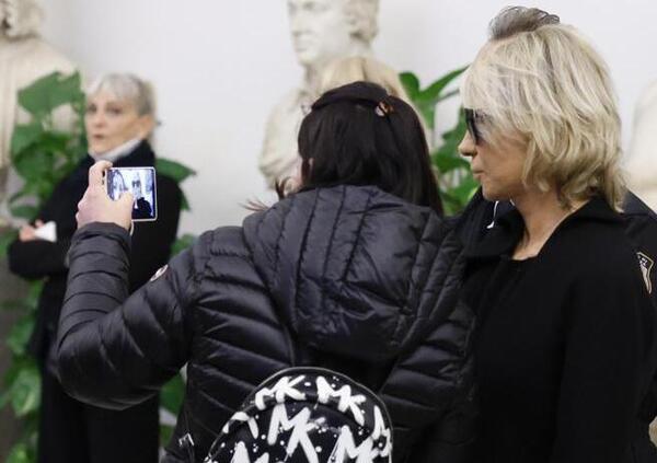 Chi ha chiesto un selfie a Maria De Filippi (di fronte alla bara di Costanzo) non meritava la sua cortesia