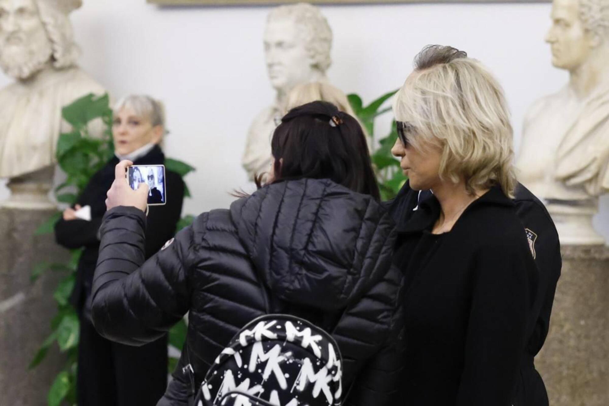 Il selfie chiesto a Maria De Filippi di fronte al feretro del marito, Maurizio Costanzo