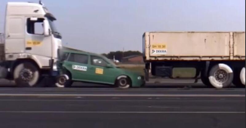 Il crash test con i camion e l&#039;auto in mezzo... terrificante [VIDEO]