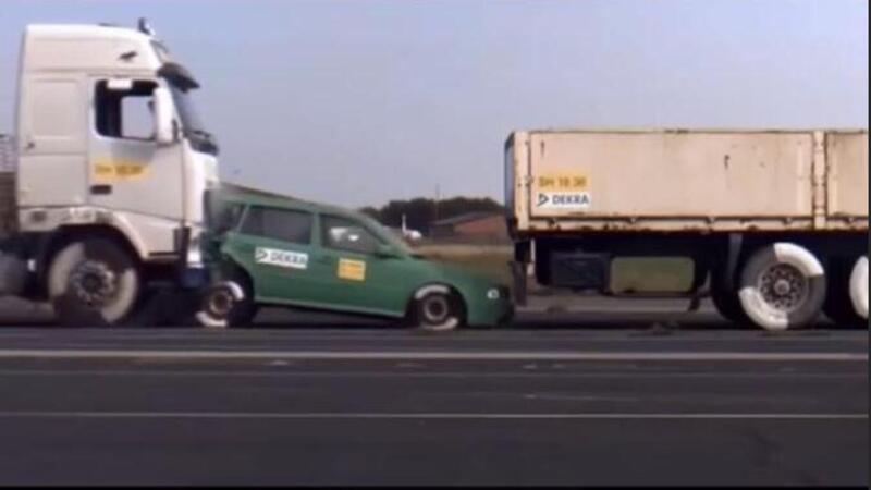 Il crash test con i camion e l&#039;auto in mezzo... terrificante [VIDEO]