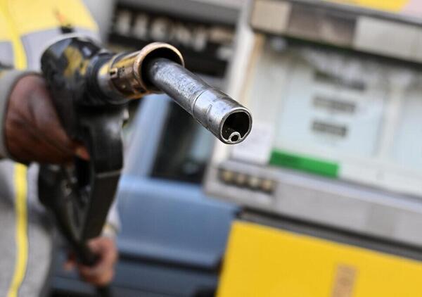 Cosa sta succedendo ai prezzi di gasolio e benzina? I motivi dei sorpassi e dei controsorpassi alla pompa 