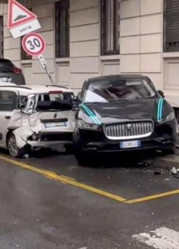 La Jaguar perde il controllo e distrugge altre cinque auto. Meno male che &egrave; una zona 30km/h...