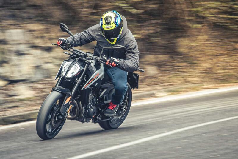 Nel misto il divertimento &egrave; al massimo con la Duke, ma la posizione resta comoda