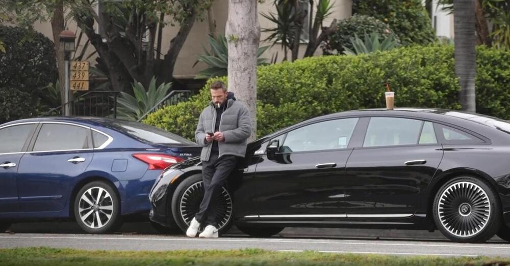 Non solo J-Lo: Ben Affleck ha un rapporto complicato anche con i parcheggi e le auto&hellip; [VIDEO]