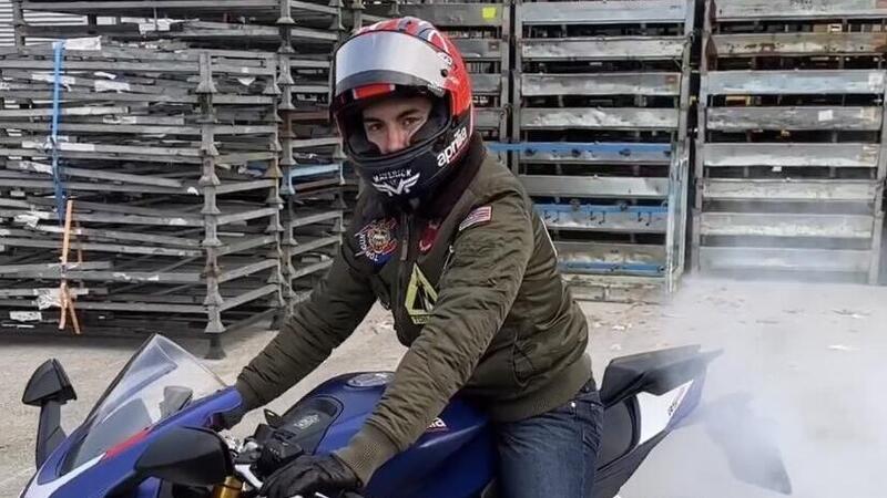 Ma cosa ci fa Maverick Vi&ntilde;ales vestito da Top Gun su una RS 660? [VIDEO]