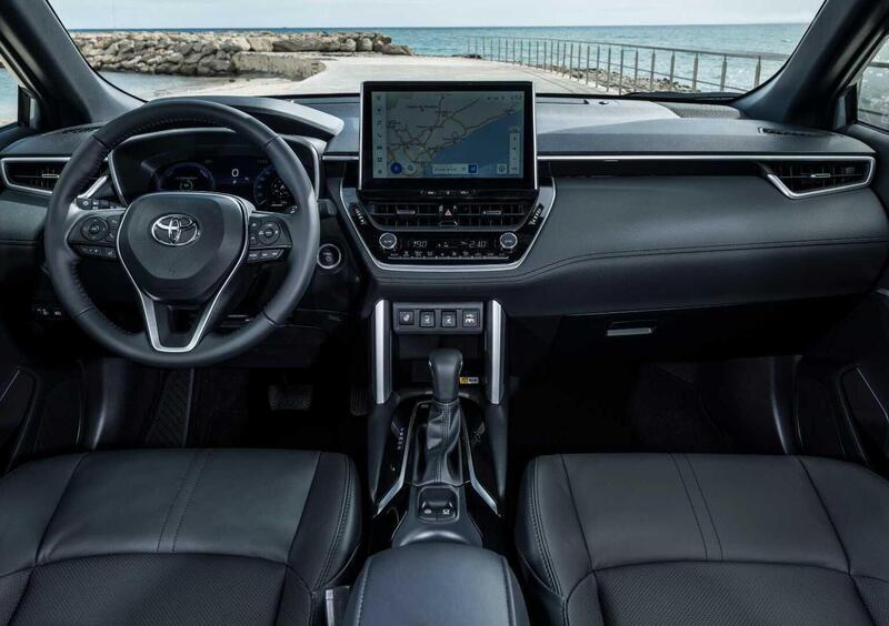 Toyota Corolla Cross Hybrid (2022-->>) (8)