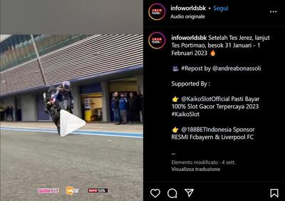 SBK 2023. La magia di Toprak Razgatlioglu: stoppie infinito fin dentro al box! [VIDEO]