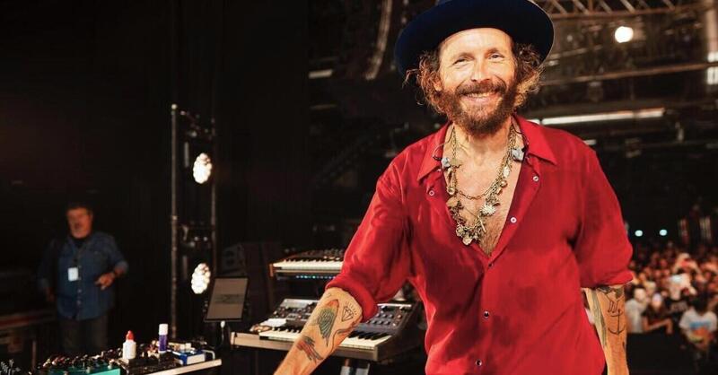 MotoGP 2023. Jovanotti firma la nuova sigla di SKY per la MotoGP: si fa bello per te