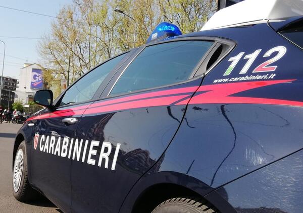 Fuori strada in auto, i carabinieri li aiutano ma trovano cocaina: arrestati
