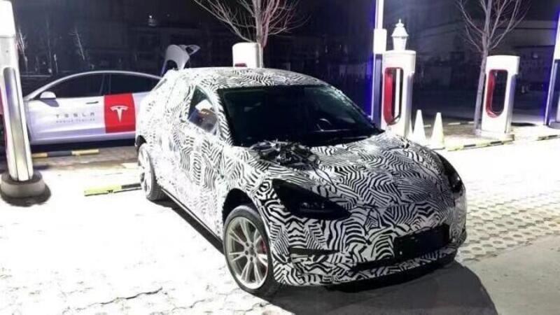 Tesla Model 2, ecco le nuove foto spia dell&#039;interno 