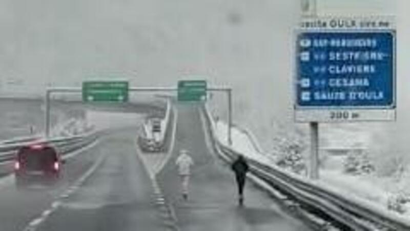 Torino. Sull&#039;autostrada con il monopattino elettrico, fermati dalla Polizia [VIDEO]