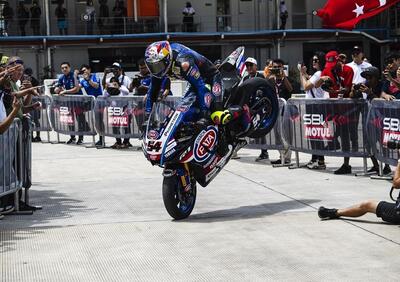 SBK 2023. GP di Indonesia. Superpole race: Alvaro Bautista cade, vince Toprak Razgatlioglu