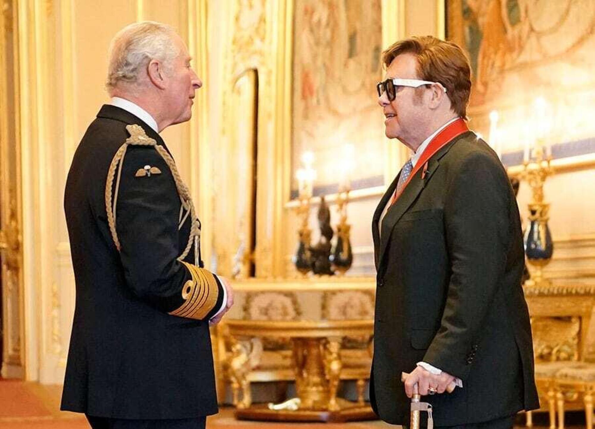 Re Carlo III con Elton John