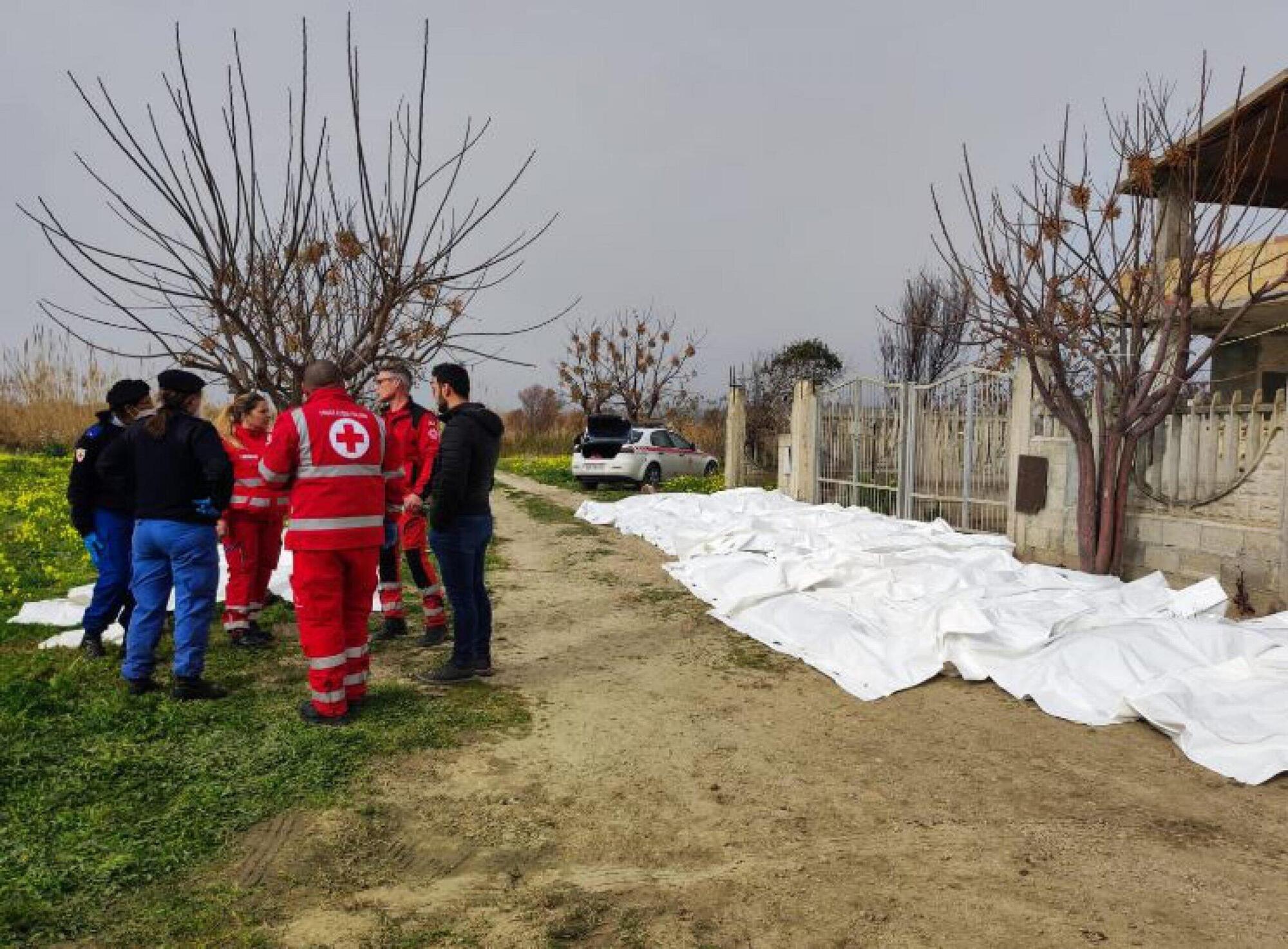 I soccorritori e alcune delle vittime del naufragio