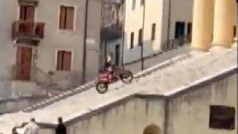 Monteforte d&rsquo;Alpone. Endurista sale con la moto la gradinata della chiesa 